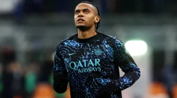 رغم أزمة الدفاع.. أكانجي يحسم موقفه النهائي من العودة لصفوف مانشستر سيتي